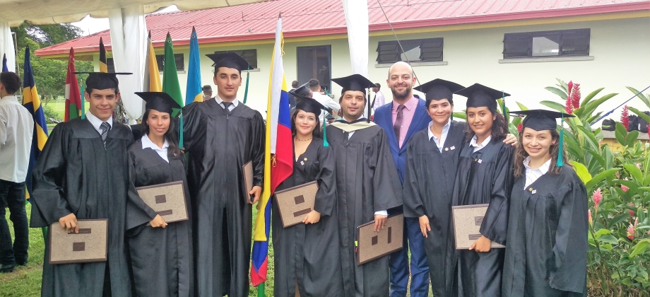 Embajada de Colombia acompañó a los colombianos graduandos de la Universidad Earth