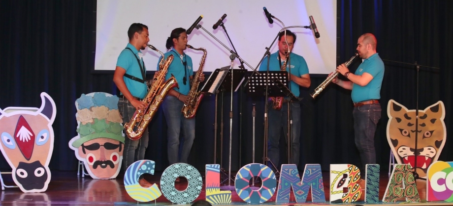 Los niños costarricenses aprendierón sobre Colombia con un concierto ludico del grupo de Saxofones 4V