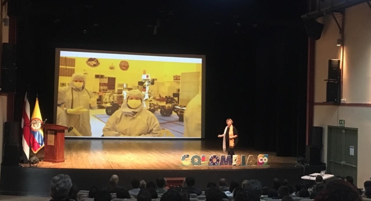 La escritora colombiana Ángela Posada-Swafford ofreció la conferencia 'Juntos en la aventura – literatura y ciencia para jóvenes' en la Feria Internacional del Libro de Costa Rica 2019 con la Embajada de Colombia en Costa Rica