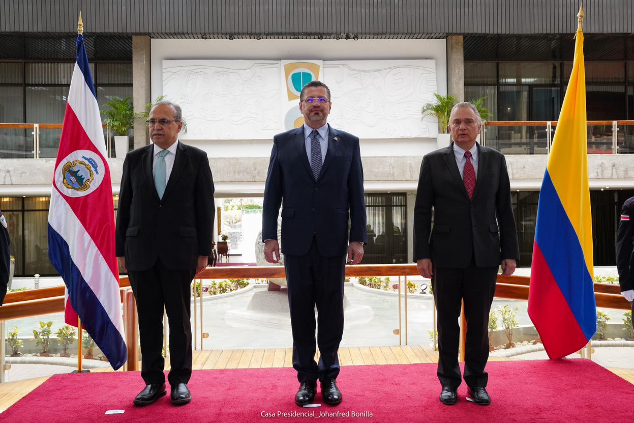 Embajador Carlos Rodríguez Mejía presentó sus cartas credenciales ante el presidente de Costa Rica, Rodrigo Chaves