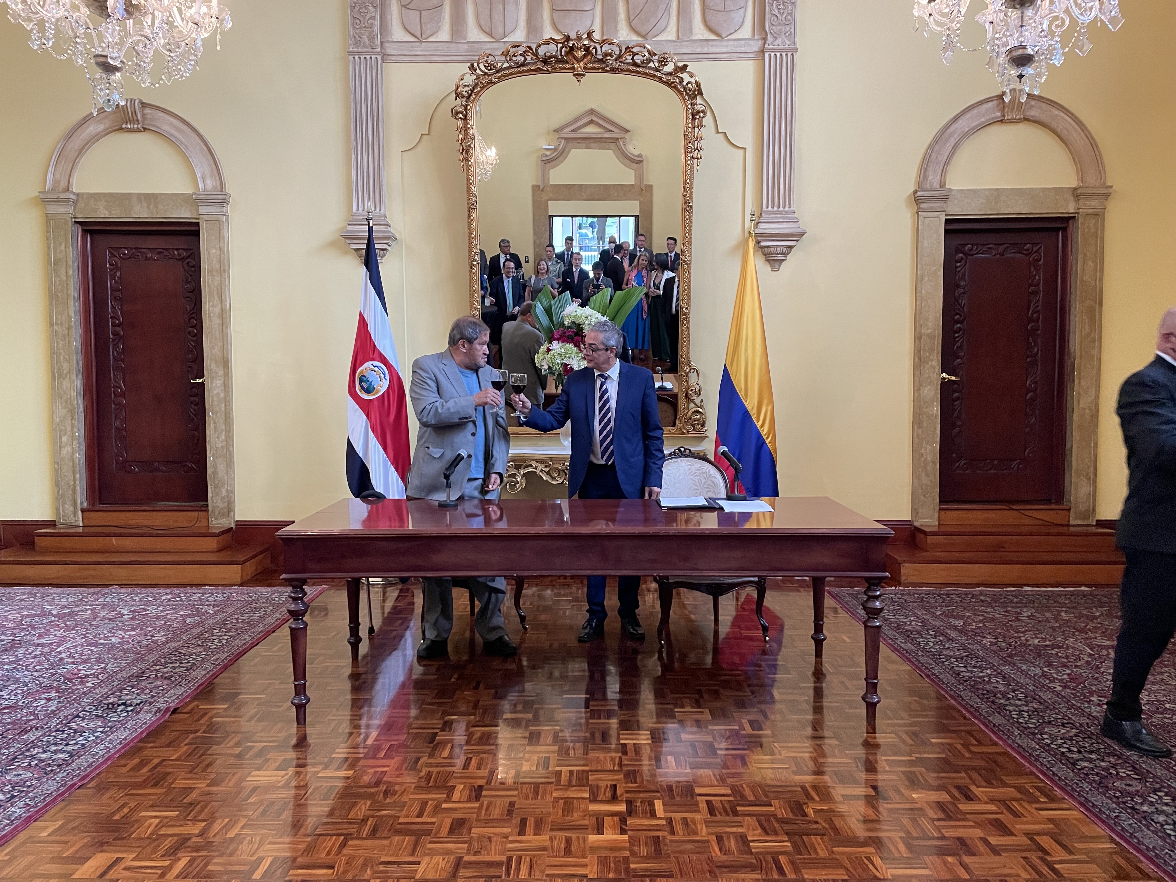 Embajador de Colombia en Costa Rica, Angelino Garzón, cierra su gestión con la celebración del día de la independencia de Colombia en el Museo de los Niños y la firma del memorando de entendimiento entre el INA de Costa Rica y el SENA de Colombia 