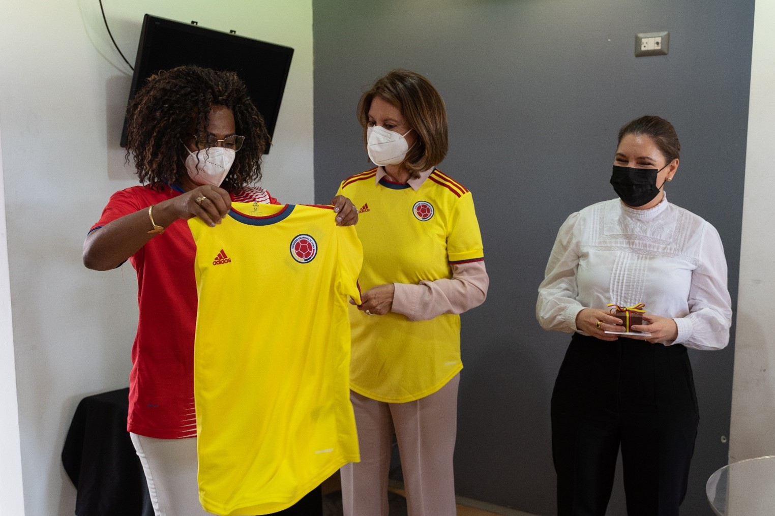 La Vicepresidente y Canciller de Colombia, Marta Lucia Ramírez, intercambia regalos protocolarios con la Vicepresidenta de Costa Rica, Epsy Campbell Barr (izquierda), en presencia de la Primera Dama de Costa Rica, , Claudia Dobles Camargo (derecha). Foto: Cancillería Colombia.