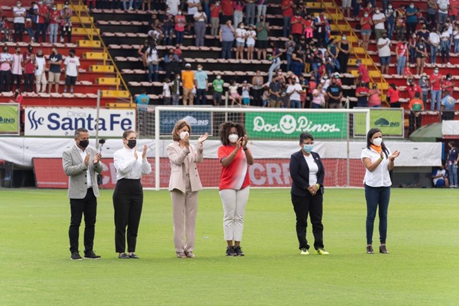 (De izquierda a derecha) El Presidente de la Federación de Fútbol de Costa Rica, Rodolfo Villalobos, la Primera Dama de Costa Rica, Claudia Dobles Camargo, la Vicepresidente y Canciller de Colombia, Marta Lucia Ramírez, la Vicepresidenta de Costa Rica, Epsy Campbell Barr, la Ministra del Deporte de Costa Rica, Karla Alemán y la Ministra de Condición de la Mujer, Marcela Guerrero, participan de los himnos y saludos protocolarios en el partido de las Selecciones Sub-20 femeninas de Colombia y Costa Rica. 