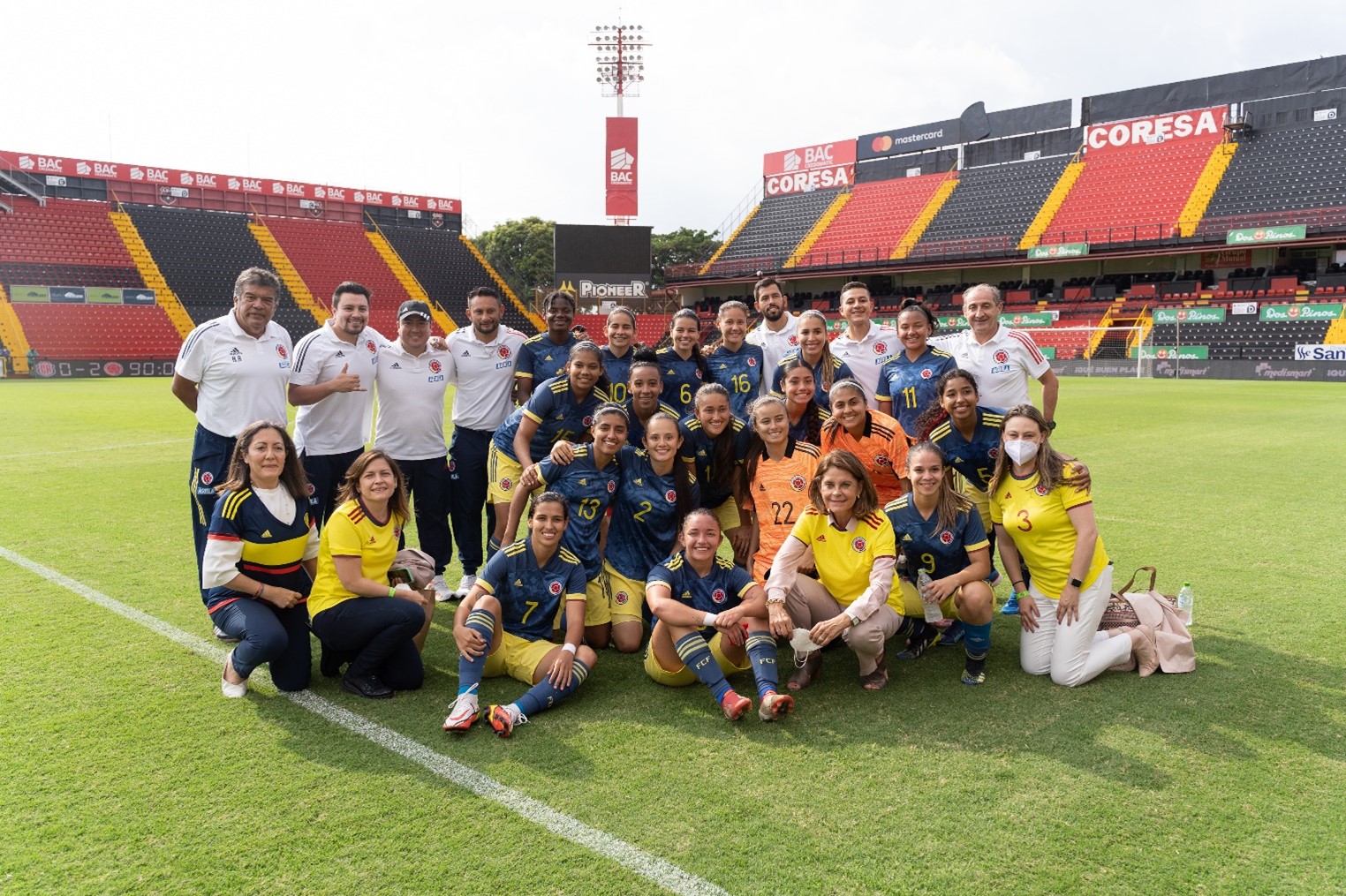 La Vicepresidente y Canciller de Colombia, Marta Lucia Ramírez, y su equipo asesor celebran con las jugadoras y equipo técnico de la Selección Femenina Sub-20 la victoria 2-0 frente a la Selección de Costa Rica. Foto: Cancillería Colombia