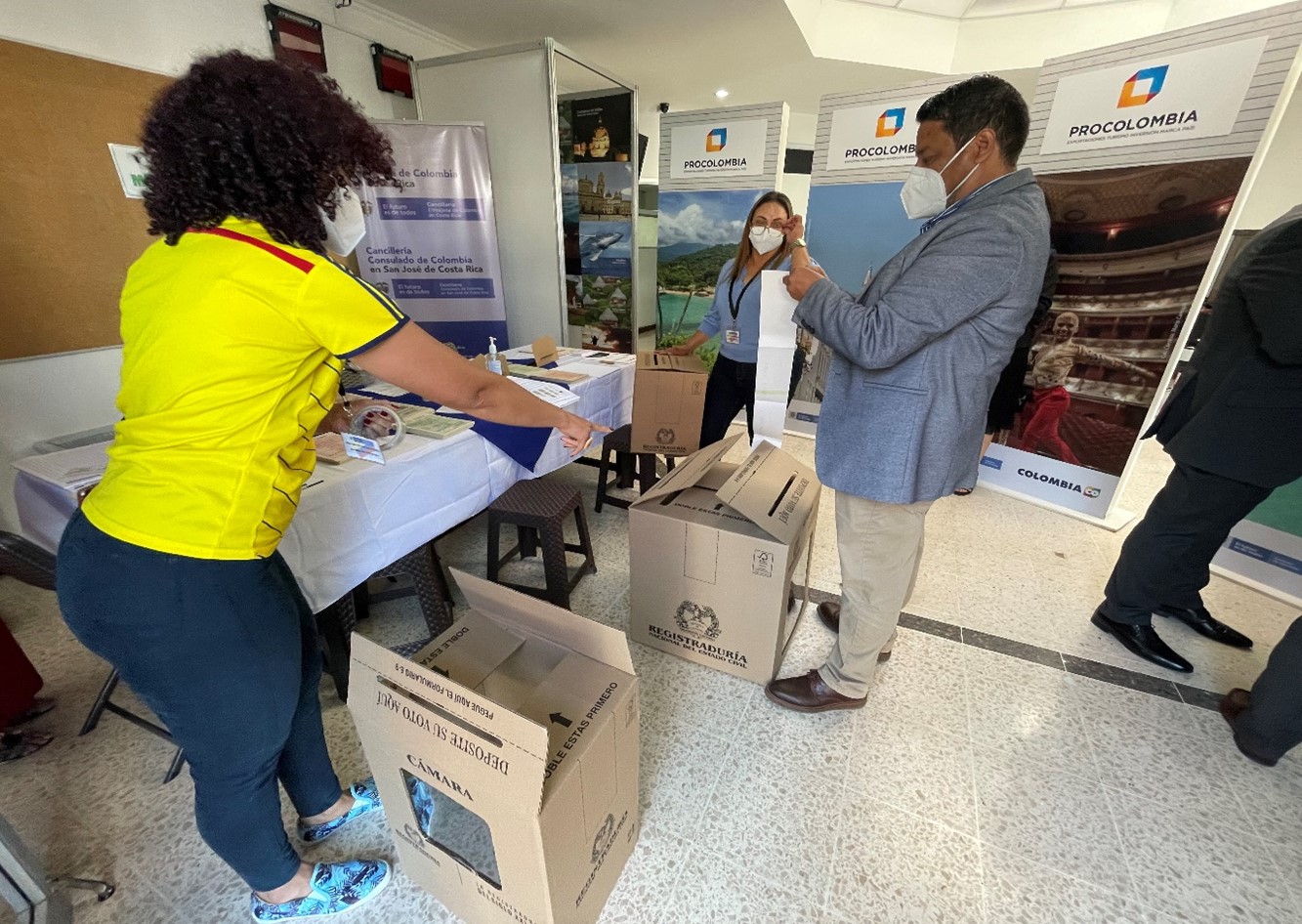 Jurados de votación alistan la apertura de la mesa. Foto: Cancillería Colombia