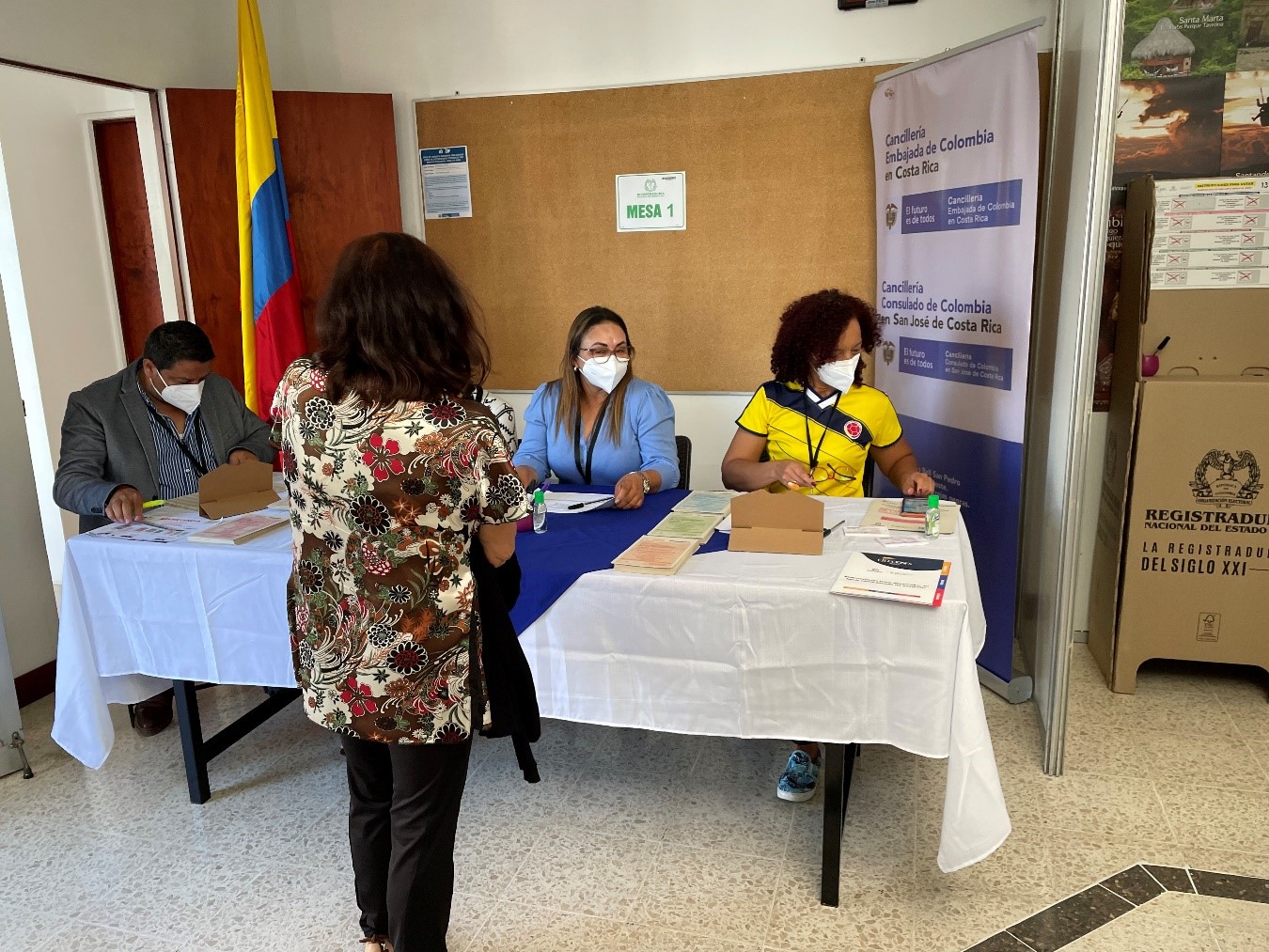 Colombianos ejerciendo su derecho al voto. Foto: Cancillería Colombia