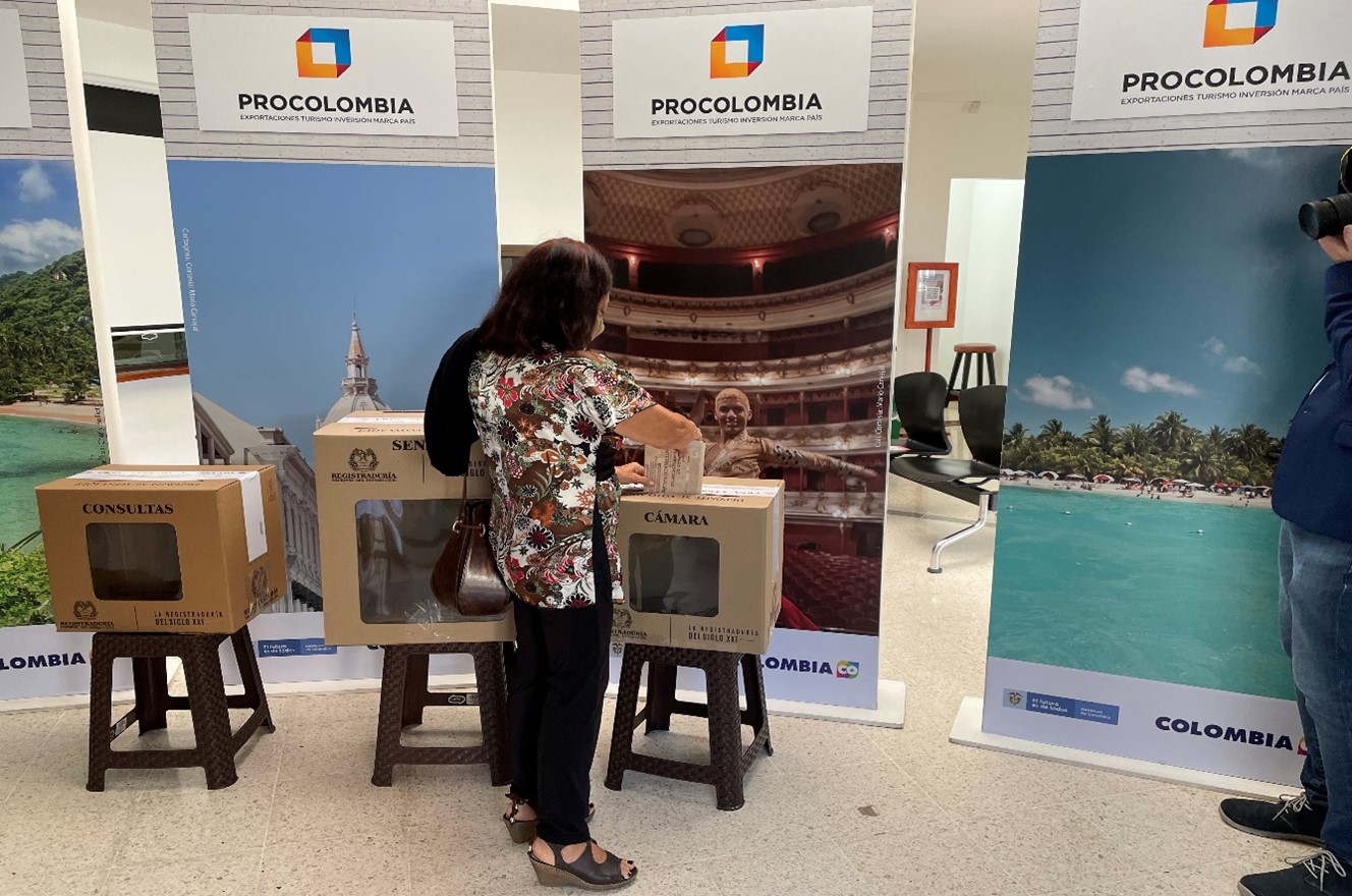 Colombianos ejerciendo su derecho al voto. Foto: Cancillería Colombia