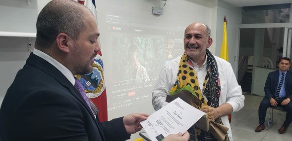 Diseñador colombiano, Diego Guarnizo, dictó conferencia a estudiantes de Relaciones Internacionales de la Universidad latina de Costa Rica sobre la inspiración a través de la moda y el amor al oficio.