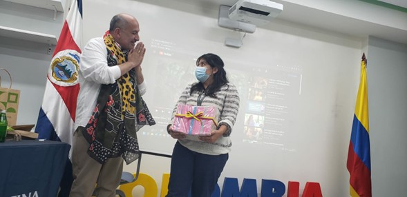 Diseñador colombiano, Diego Guarnizo, dictó conferencia a estudiantes de Relaciones Internacionales de la Universidad latina de Costa Rica sobre la inspiración a través de la moda y el amor al oficio.