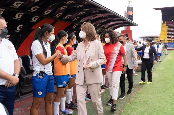 La  Vicepresidente y Canciller Marta lucia Ramirez, la Vicepresidenta de Costa Rica Epsy Campbell Barr, El Presidente de la Federación de Fútbol de Costa Rica, Rodolfo Villalobos y la Ministra del Deporte de Costa Rica, Karla Alemán, saludan al cuerpo técnico y a las jugadoras al inicio del partido. Foto: Cancillería Colombia.