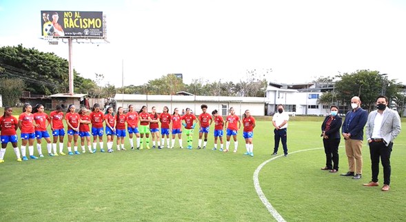 La Ministra del Deporte de Costa Rica, Karla Alemán, El Secretario General de la Federación de Fútbol de Costa Rica y el Encargado de Asuntos Culturales de la Embajada de Colombia saludan a los dos equipos antes de su primer encuentro amistoso. Foto: Fedefutbol Costa Rica