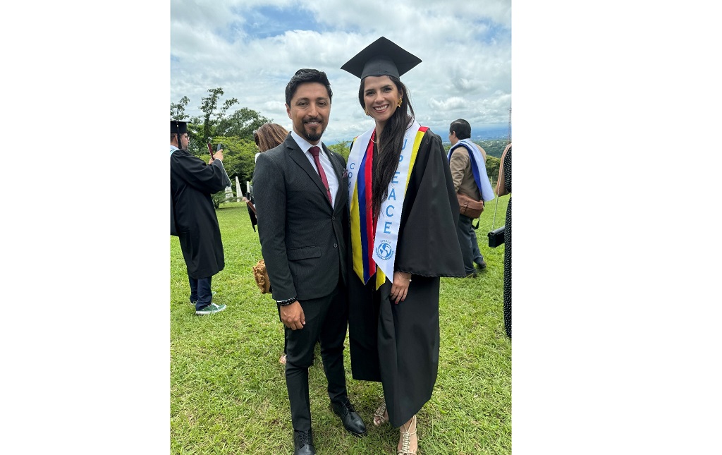 Natalia del Pilar Olano Riaño y Juan David Higuera González, diplomático y agregado cultural de la Embajada de Colombia en Costa Rica.