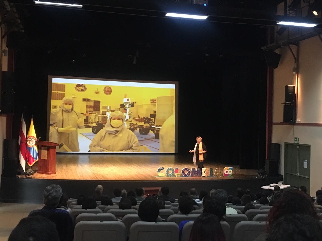 La escritora colombiana Ángela Posada-Swafford ofreció la conferencia 'Juntos en la aventura – literatura y ciencia para jóvenes' en la Feria Internacional del Libro de Costa Rica 2019 con la Embajada de Colombia en Costa Rica