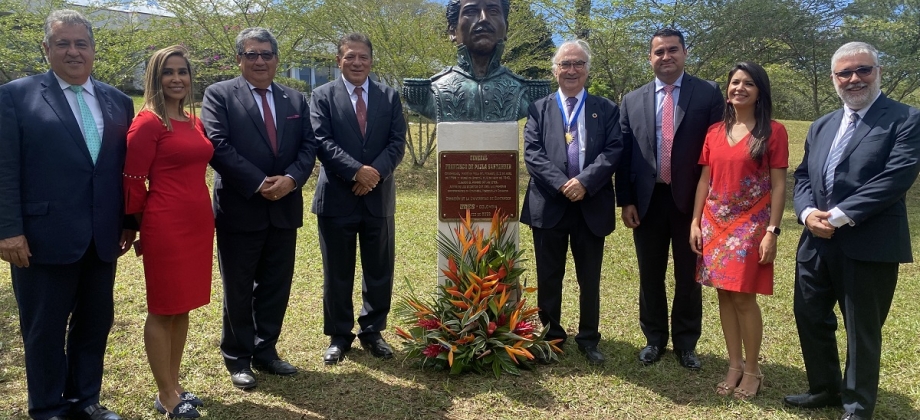 Embajada de Colombia participa en develación de busto de Santander en la Universidad para la Paz
