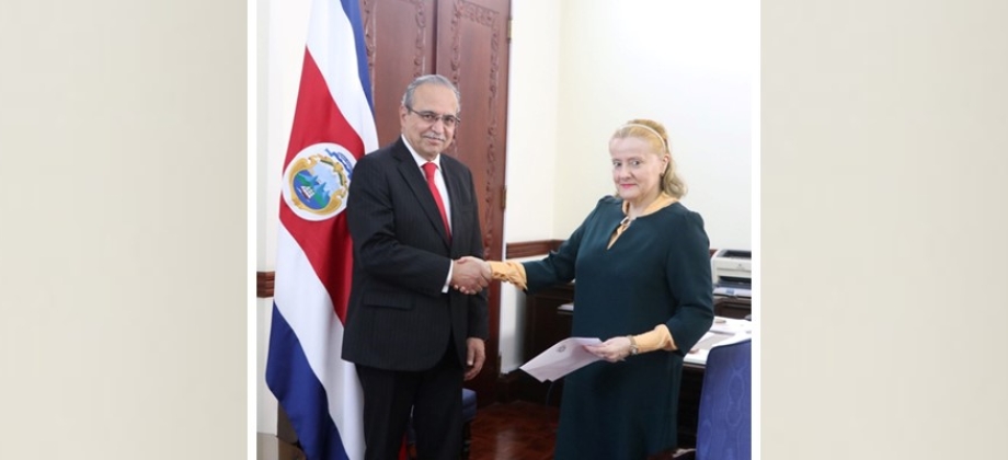 Embajador Carlos Rodríguez Mejía presentó copias de estilo ante la Viceministra de Asuntos Bilaterales y Cooperación de Costa Rica 