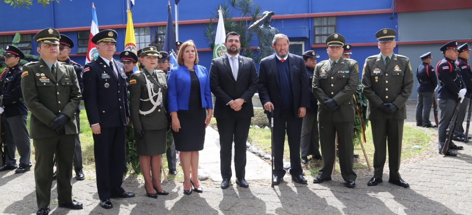 Costa Rica rinde homenaje a estudiantes de la Policía Nacional de Colombia