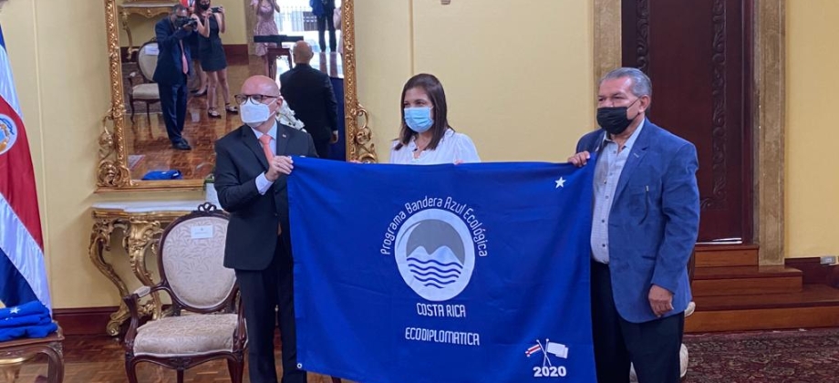 Embajada de Colombia en Costa Rica recibe el Galardón Bandera Azul – Categoría Ecodiplomática 