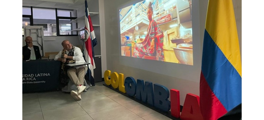 Diseñador colombiano, Diego Guarnizo, ofrece conferencia sobre la inspiración a través de la moda y el amor al oficio a estudiantes de la Universidad Latina de Costa Rica