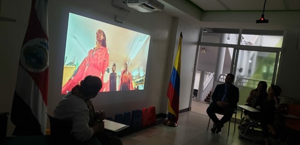 Diseñador colombiano, Diego Guarnizo, dictó conferencia a estudiantes de Relaciones Internacionales de la Universidad latina de Costa Rica sobre la inspiración a través de la moda y el amor al oficio.