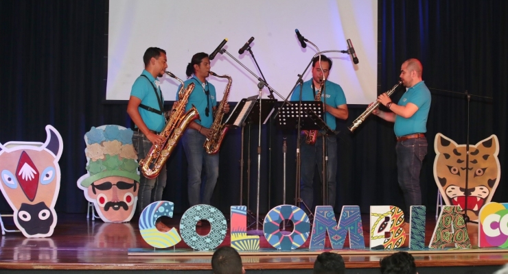 Los niños costarricenses aprendierón sobre Colombia con un concierto ludico del grupo de Saxofones 4V