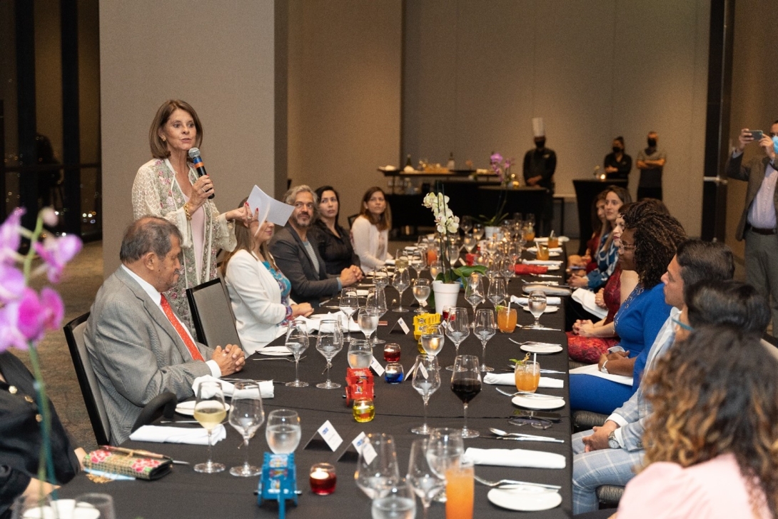 La Vicepresidente y Canciller de Colombia, Marta Lucia Ramírez, se dirige a los asistentes a la cena ofrecida por el Embajador de Colombia, Angelino Garzón. Foto: Cancillería Colombia